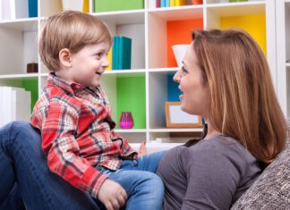 چگونه با کودک خود ارتباط کلامی موثر برقرار کنیم؟ صحبت با کودک