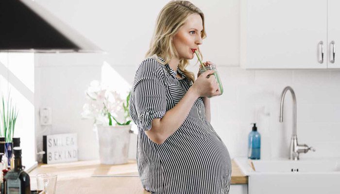 زنان در دوران بارداری باید چقدر آب بنوشند؟