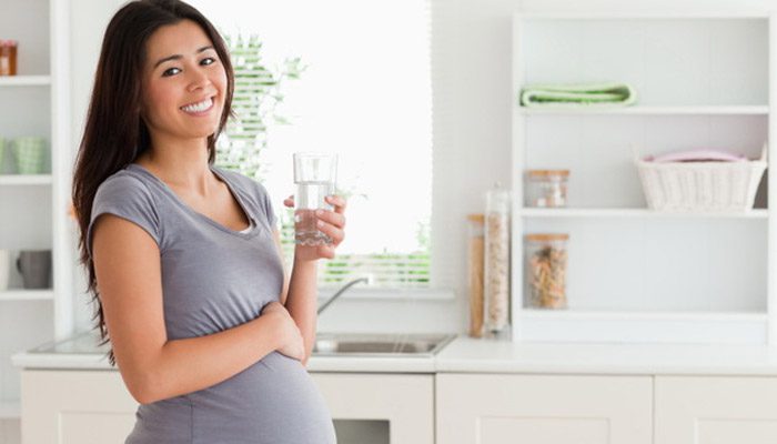 اثرات مصرف آب کافی در دوران بارداری
