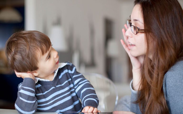 آیا می دانید از چند ماهگی باید در انتظار حرف زدن کودکان باشیم؟