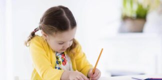 چطور به کودکان کمک کنیم مهارت نوشتن را یاد بگیرند؟