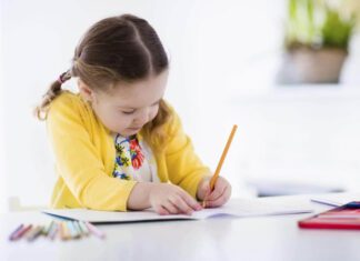 چطور به کودکان کمک کنیم مهارت نوشتن را یاد بگیرند؟