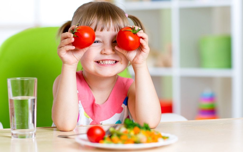 بازی کردن با غذا : چرا باید اجازه دهید بچه‌ها با غذایشان بازی کنند؟