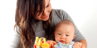 ۱۲ سرگرمی برای نوزاد که برای رشد جسمی و ذهنی مفید هستند