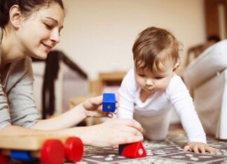 چگونه باید با نوزاد یا کودک خردسال بازی کرد؟