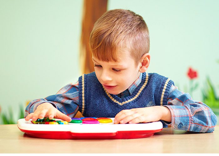 آموزش زبان دوم به کودک مبتلا به اوتیسم