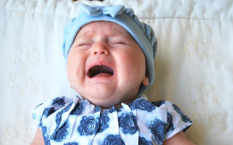 گریه کردن کودک چه فواید و دلایلی دارد و چگونه می توان کودک را آرام کرد؟