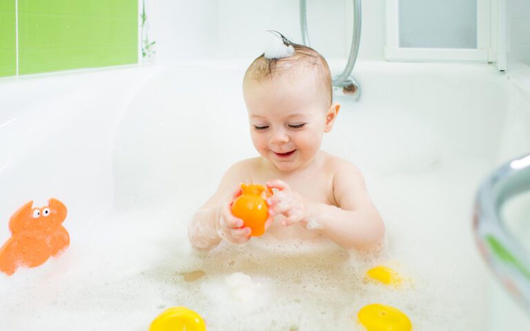 حمام کردن کودک؛ خطرات و توصیه هایی که والدین باید به آن توجه کنند