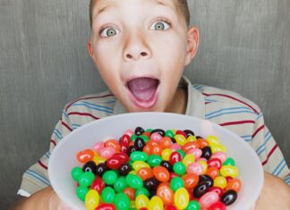 کودک و عادت خوردن تنقلات شیرین