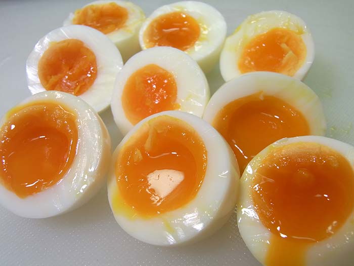 تخم مرغ خام یا عسلی