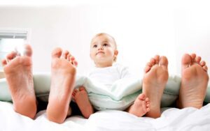 خوابیدن کودک در کنار والدین بهتر است یا جدا از والدین؟