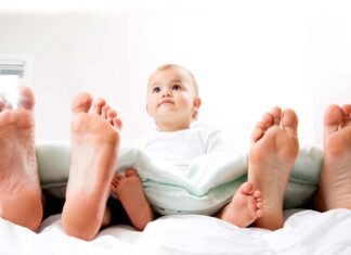 خوابیدن کودک در کنار والدین بهتر است یا جدا از والدین؟ خوابیدن کودک در کنار والدین بهتر است یا جدا از والدین؟