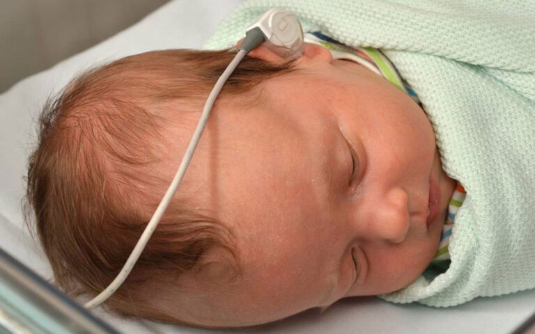 تست شنوایی سنجی نوزادان چگونه انجام می شود؟