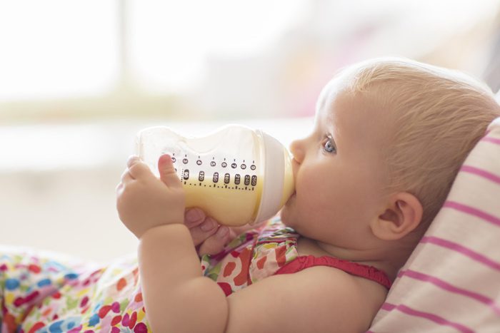 تغذیه کودک با شیشه شیر