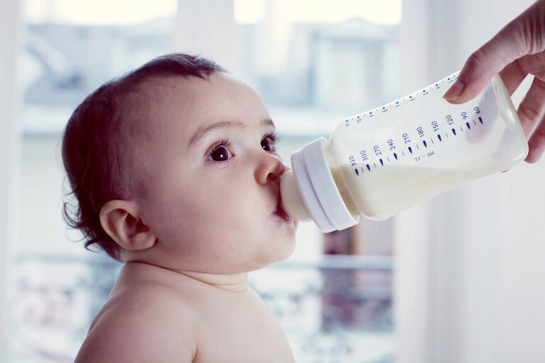 تغذیه کودک با شیشه شیر  چه مشکلاتی دارد؟