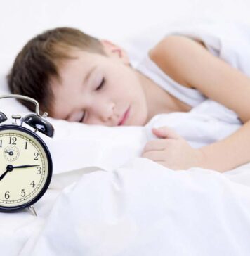 میزان خواب در سنین مختلف کودکی تا ۱۸ سالگی چند ساعت است
