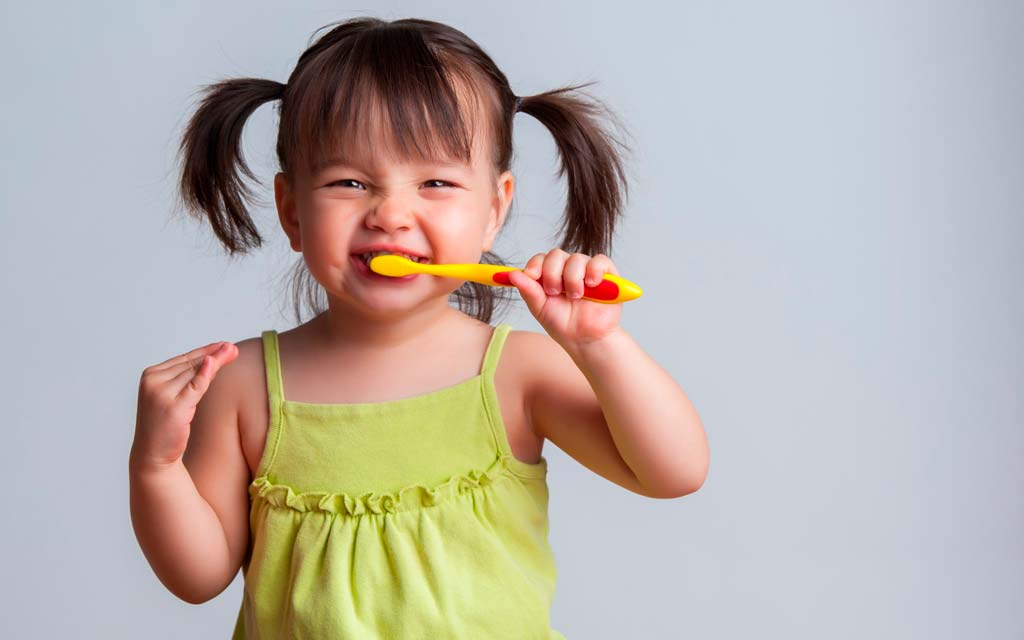 ۱۰ روش سرگرم‌کننده برای تشویق کودکان به مسواک زدن