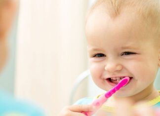 تمیز کردن لثه کودک پیش از درآمدن دندان