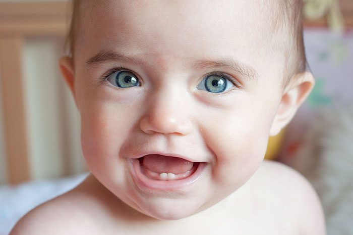 تمیز کردن لثه کودک پیش از درآمدن دندان