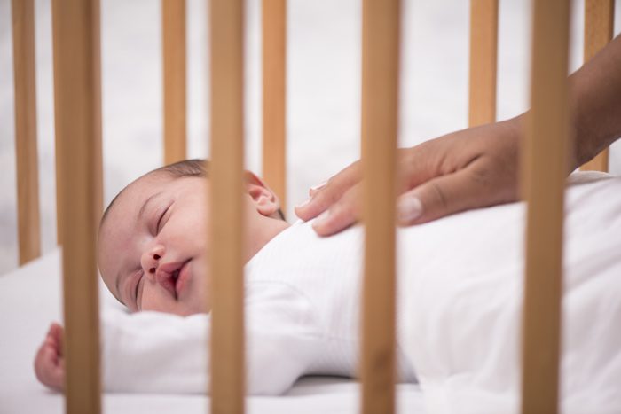سن مناسب تنها خوابیدن کودک