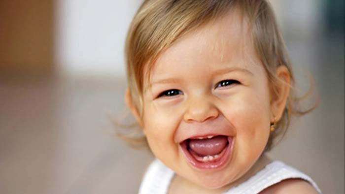 خنده کودک به شکل گزینشی در حدود ۹ ماهگی