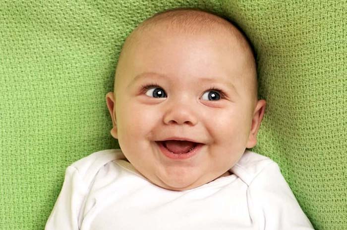 خنده کودک به شکل غیرتبعیض‌آمیز در حدود ۶ ماهگی