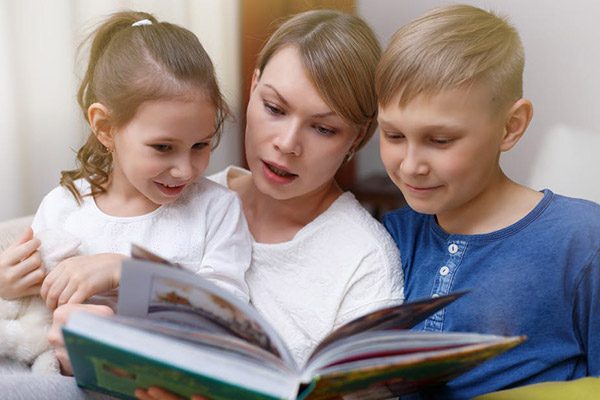 مهارت بلند کتاب خواندن در کودک