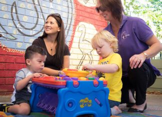 ۵ روش برای حمایت از والدین کودک مبتلا به اوتیسم حمایت از والدین کودک مبتلا به اوتیسم