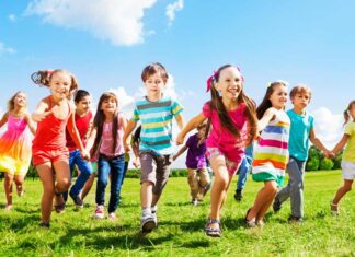 با نقاط عطف رشد کودک در سن ۸ سالگی بیشتر آشنا شوید نقاط عطف رشدی کودک