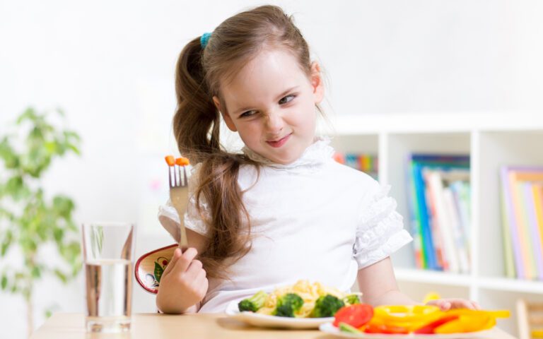 چگونه می توانیم کودکان را به خوردن سبزیجات علاقه مند کنیم؟