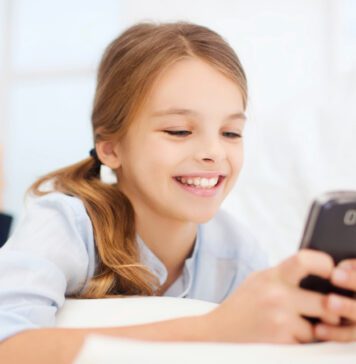 استفاده کودک از گوشی هوشمند