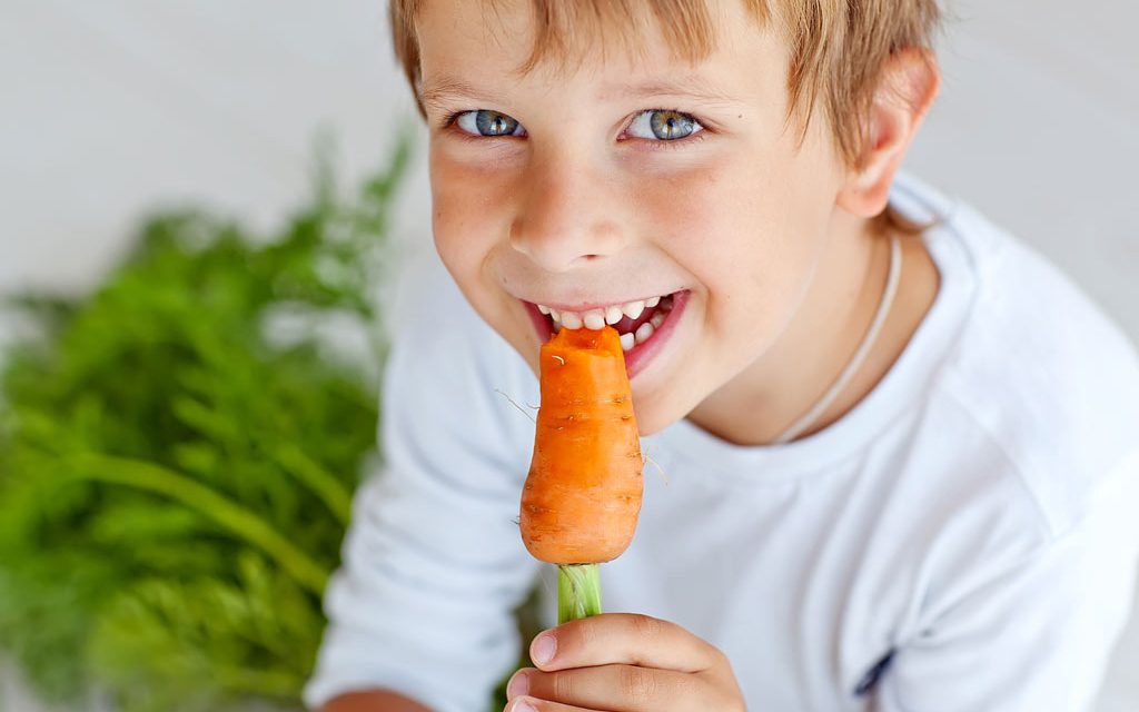 دادن هویج به کودک