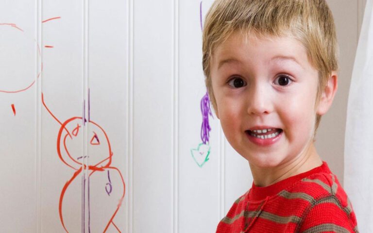 نقاشی کودک روی دیوار