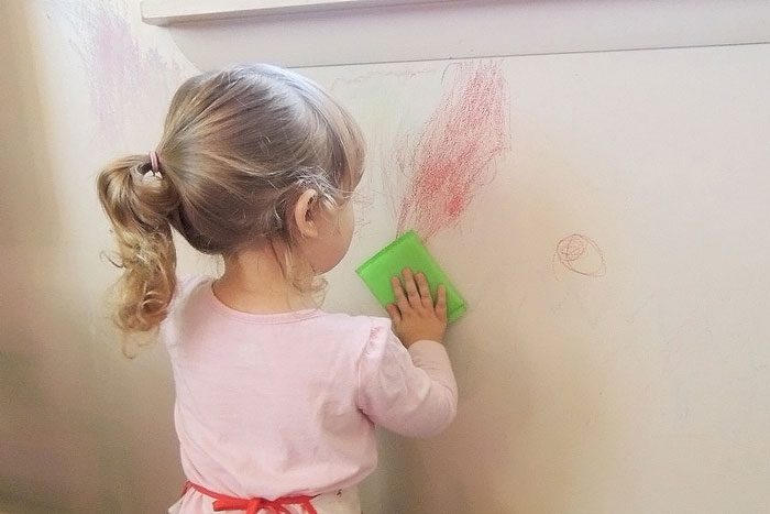 نقاشی کودک روی دیوار