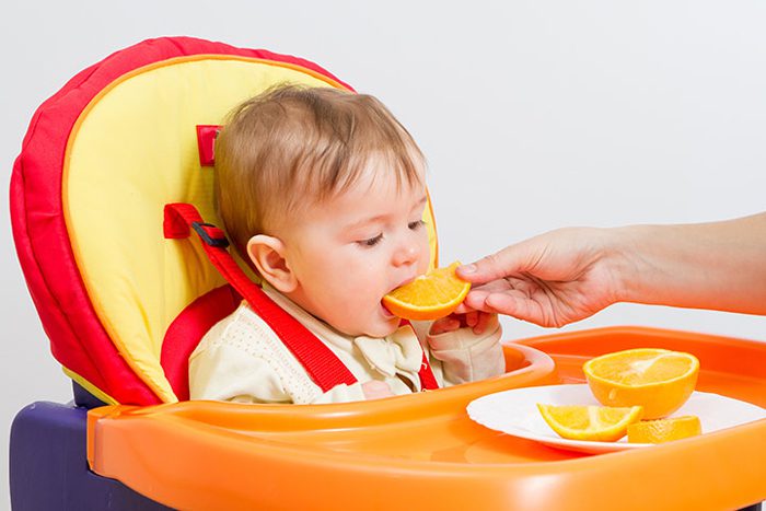 دادن پرتقال به کودک