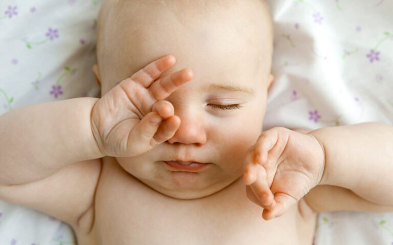 مالیدن چشم در نوزادان چه علتی دارد و چگونه از این کار جلوگیری کنیم؟
