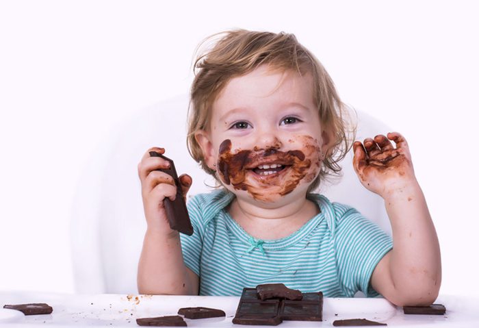 دادن شکلات به کودک