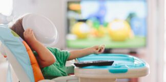 تماشای تلویزیون در حین غذا خوردن  چه تاثیری بر کودک شما دارد؟