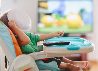 تماشای تلویزیون در حین غذا خوردن  چه تاثیری بر کودک شما دارد؟