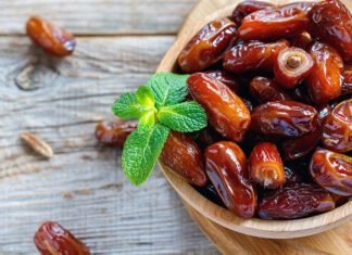 دادن خرما به کودک