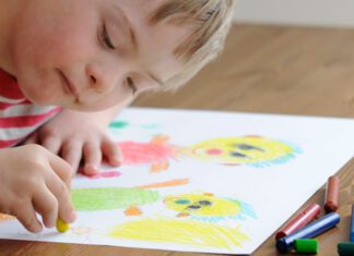 رنگ آمیزی داخل خطوط