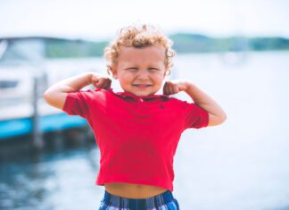 ۸ روش برای تربیت کودک مثبت اندیش و موفق را یاد بگیرید