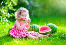 دادن هندوانه به کودک