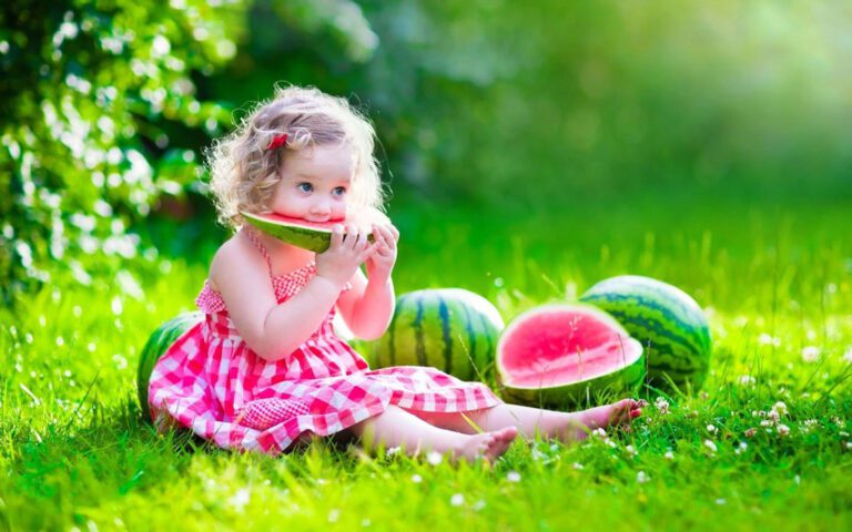 دادن هندوانه به کودک