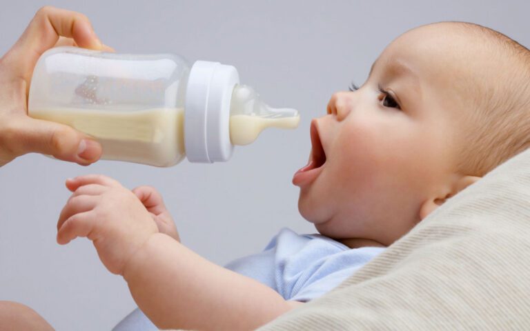 شیر نخوردن نوزاد از شیشه شیر ؛ علت ها و راهکارها