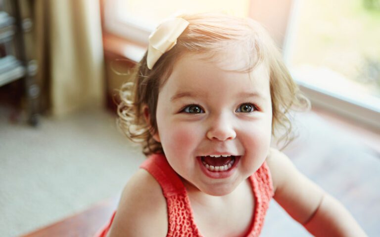 علت تغییر رنگ دندان کودک چیست و چگونه می توان از آن جلوگیری کرد؟