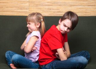 چگونه در شش قدم، رقابت خواهر برادری را کاهش دهید؟ رقابت خواهر برادری