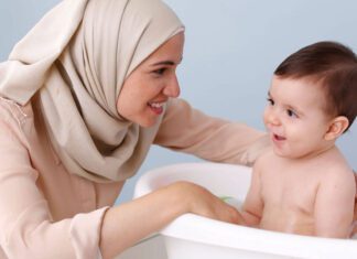هر آنچه نیاز است از حمام کردن نوزاد بدانید حمام کردن نوزاد