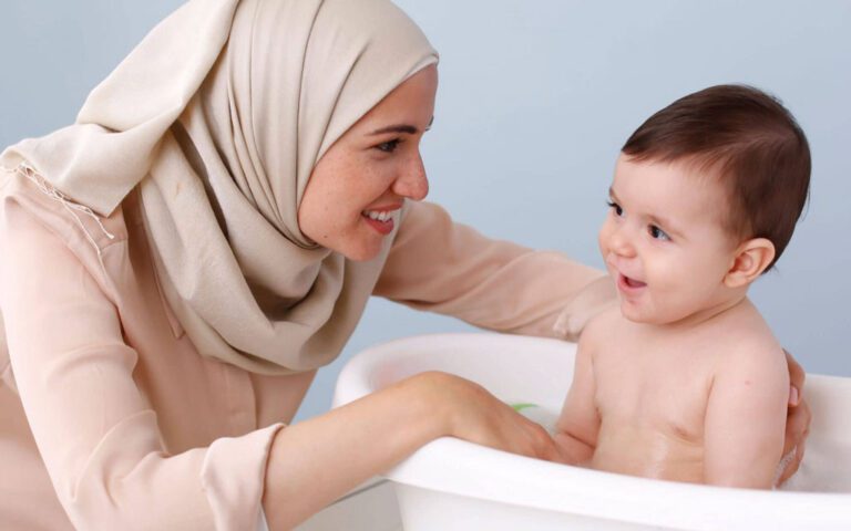 هر آنچه نیاز است از حمام کردن نوزاد بدانید