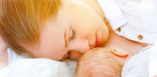 خوابیدن مادر هنگام شیردهی